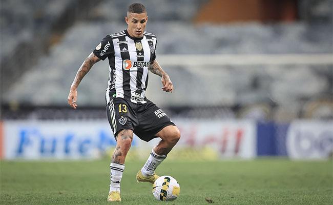 Arana deixou o gramado mancando e pode virar desfalque no Atltico