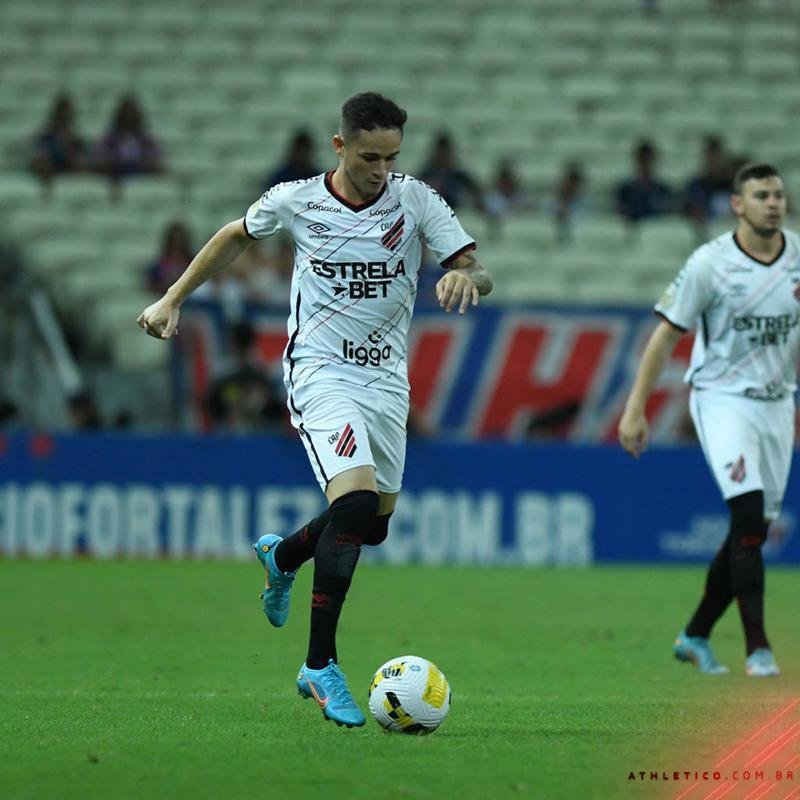 No Brasileiro, o Athletico-PR  o quinto colocado com 17 pontos, alm de ocupar a quinta posio do ranking de invencibilidade com sete jogos sem ser derrotado 