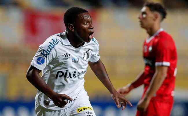 Angulo é apresentado no Santos depois de jogar e até marcar três