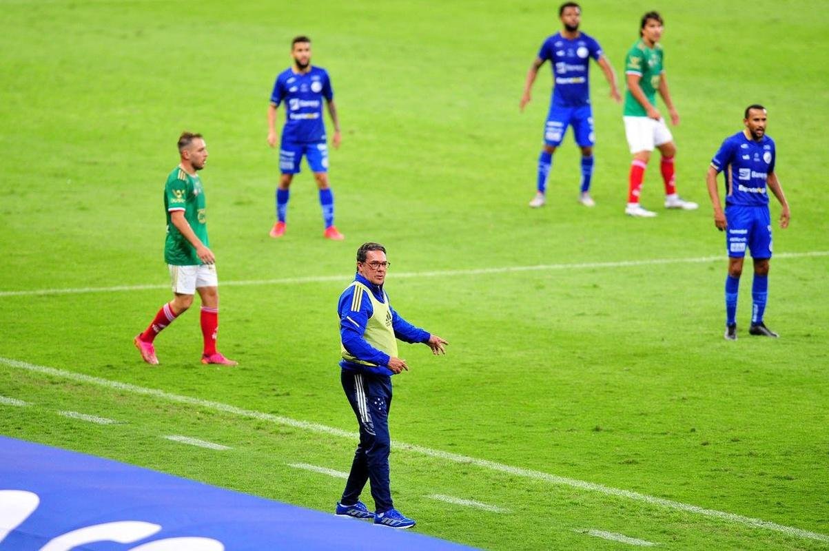 Fotos do jogo entre Cruzeiro e Confiana pela Srie B. Jogo  em Belo Horizonte marcou a volta da torcida cruzeirense ao Mineiro aps meses de ausncia devido  pandemia da COVID-19