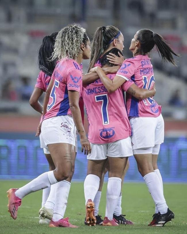 Em preliminar de Cruzeiro x Ituano pela Srie B, o time feminino da Raposa, conhecido como Cabulosas, goleou o Araguari por 8 a 0 pela terceira rodada do Campeonato Mineiro Feminino. Equipe cruzeirense estreou o uniforme rosa, confeccionado pela Adidas em homenagem  campanha Outubro Rosa, de conscientizao contra o cncer de mama