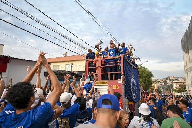 Time de vôlei do Cruzeiro festeja conquista da Superliga nas ruas e no estádio