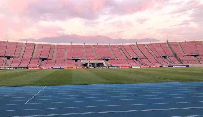 Na vspera de jogo contra a Universidad de Chile, pela Copa Libertadores, elenco do Cruzeiro fez reconhecimento de gramado do Estdio Nacional, em Santiago (Lauro Lopes/TV Alterosa)