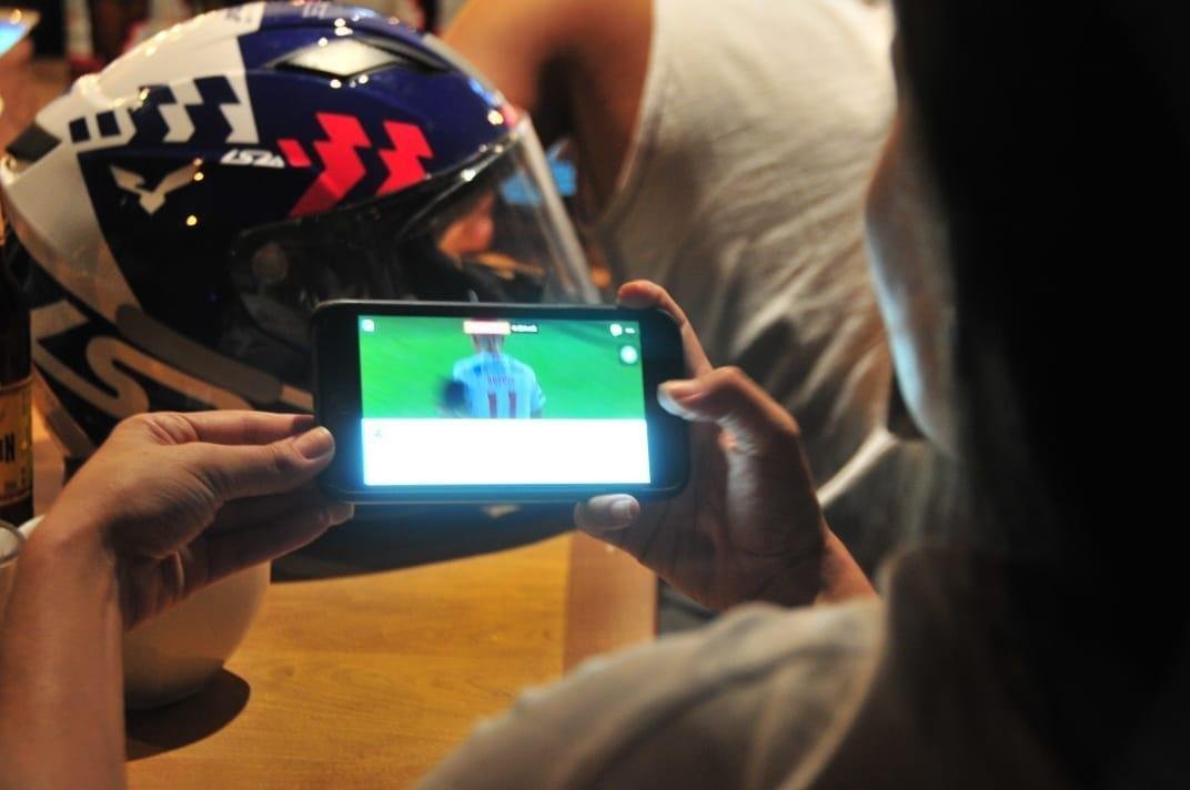 Em bares de Belo Horizonte, torcedores do Cruzeiro tiveram que recorrer a celulares e notebooks para assistir ao duelo com o Huracn, pela Copa Libertadores, via Facebook. Transmisses com o tradicional telo oferecidas por alguns estabelecimentos travaram muito e at foram tiradas do ar. Na verso mobile, resultado foi melhor.