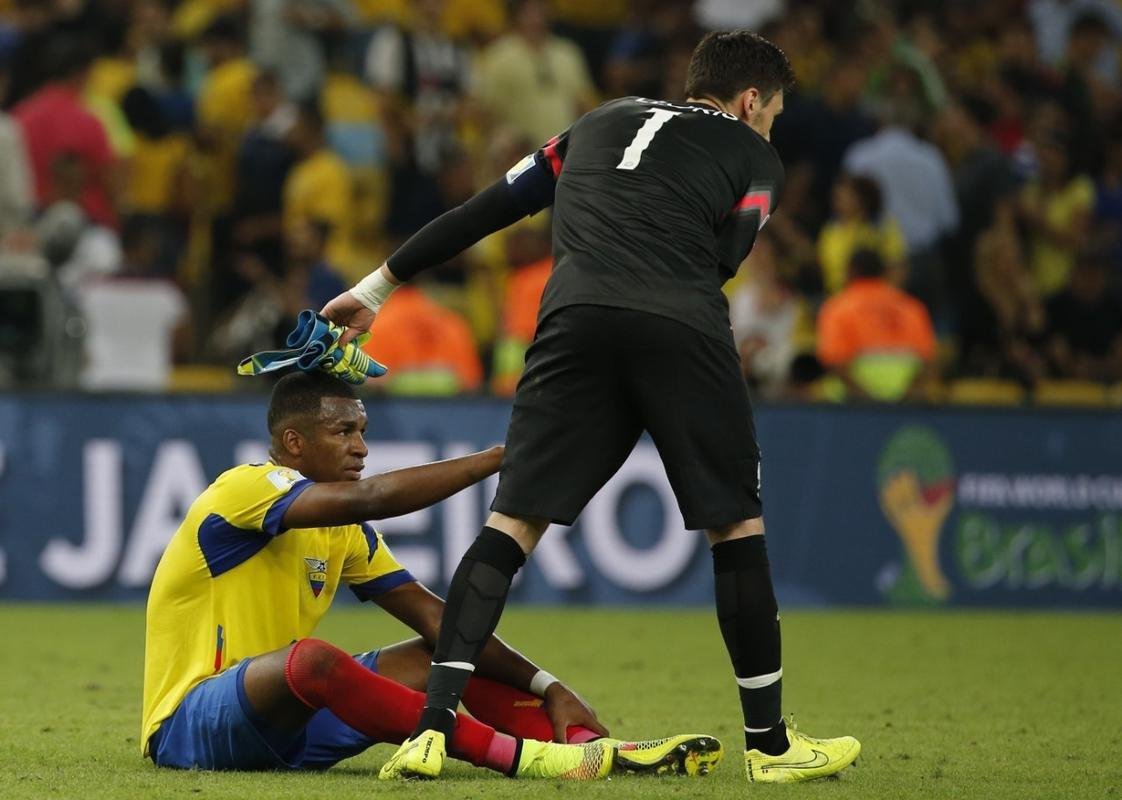 Zagueiro Erazo em ao durante o empate sem gols entre Equador e Frana, na ltima rodada do Grupo E da Copa do Mundo de 2014, disputada no Brasil.
