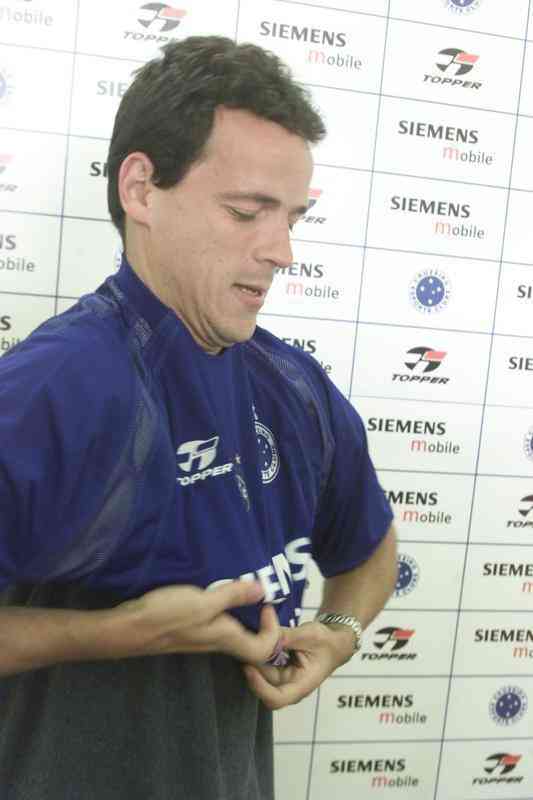 Fernando Diniz foi contratado como jogador pelo Cruzeiro em agosto de 2004. O ex-meia teve uma curta passagem pela equipe celeste, com apenas oito partidas, sem balançar as redes