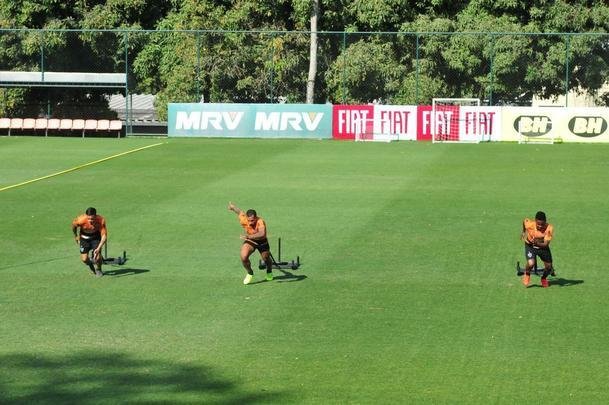 Tcnico Rodrigo Santana comandou treino nesta tera-feira  tarde, na Cidade do Galo, e definiu o time do Atltico para enfrentar o Coln, na Argentina, pela semifinal da Copa Sul-Amercana: Cleiton; Patric, Igor Rabello, Rver e Fbio Santos; Z Welison e Elias; Char, Vincius e Cazares; Franco Di Santo.