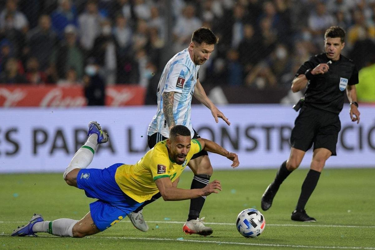 Sem Neymar, Brasil encarou a Argentina em clssico agitado pelas Eliminatrias