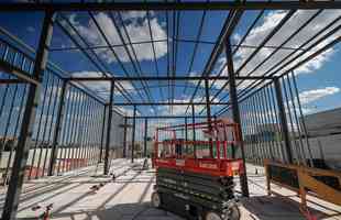 Ideia  mostrar a realidade das obras de construo do estdio do Galo
