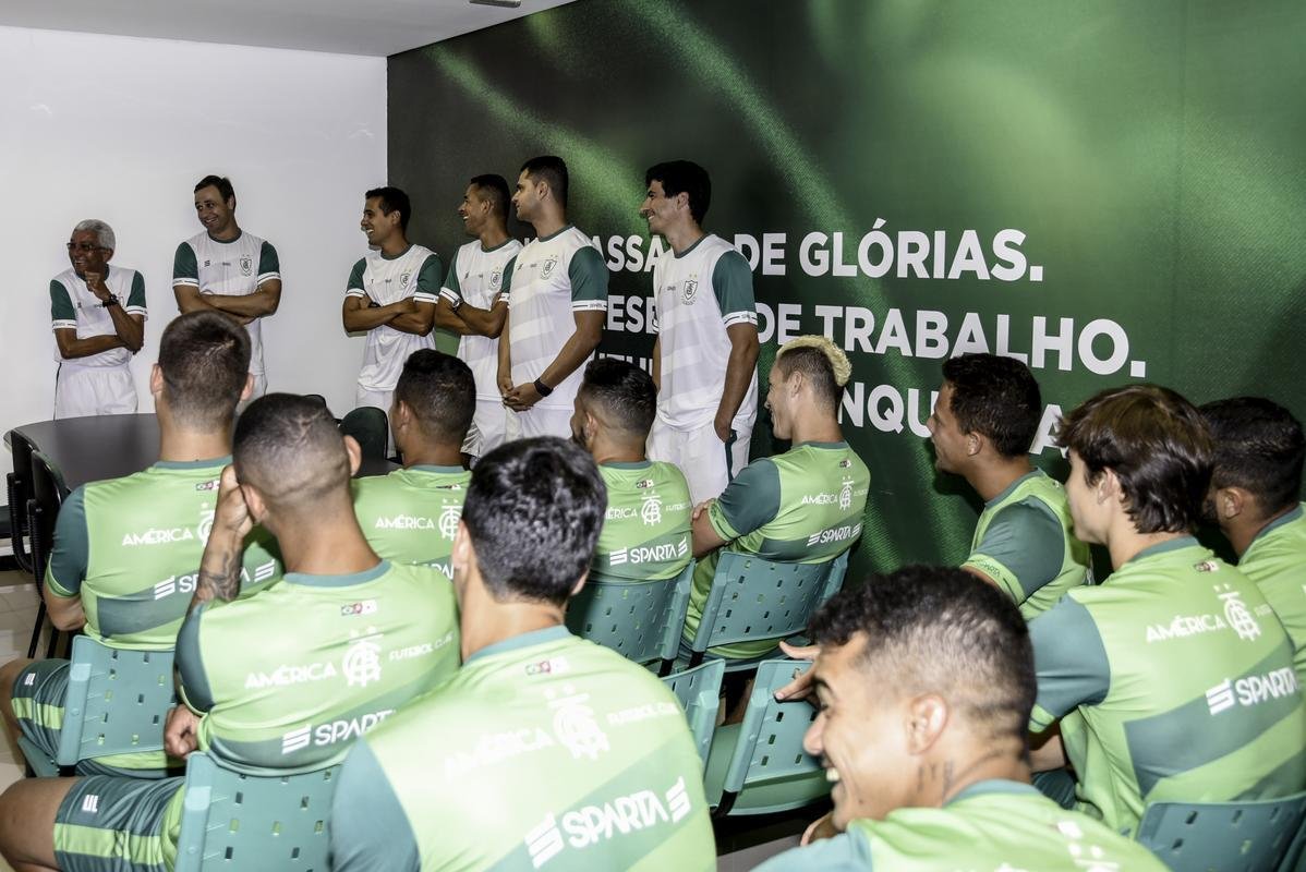 O Amrica se reapresentou nesta quinta-feira para a prxima temporada. Alm de j contar com os reforos, o Coelho mostrou o novo uniforme de treino, da Sparta, marca-prpria do clube