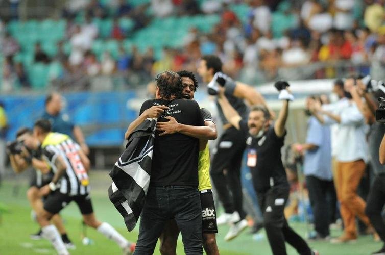Com gols de Hulk, de pnalti, e Keno (e), o Galo virou sobre o Bahia, por 3 a 2 e chegou ao bicampeonato brasileiro