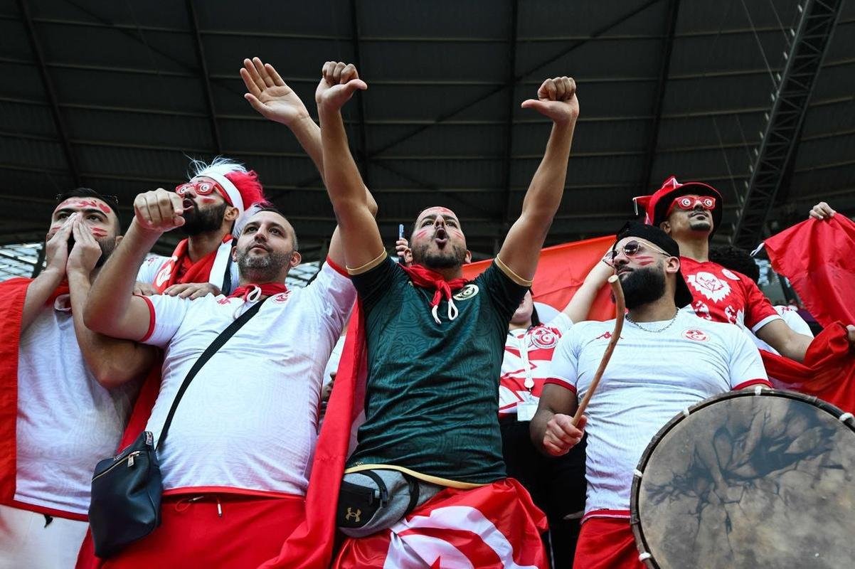 Imagens dos torcedores no jogo entre Dinamarca e Tunsia, pelo Grupo D da Copa do Mundo.