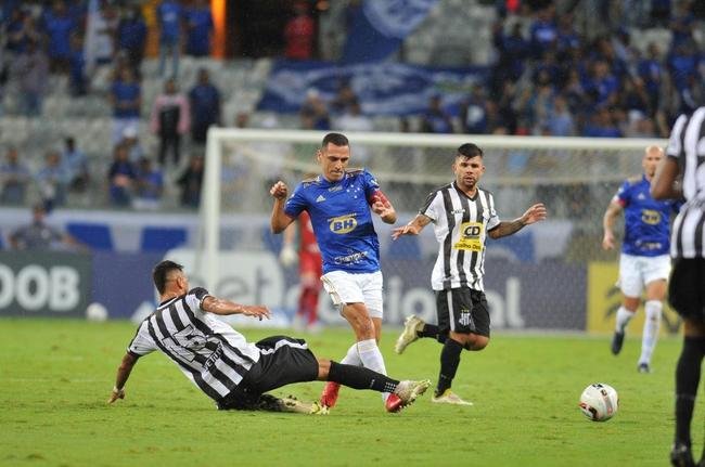 Edu marcou o gol da vitria do Cruzeiro sobre o Democrata-GV no ltimo minuto e mostrou novamente poder de deciso