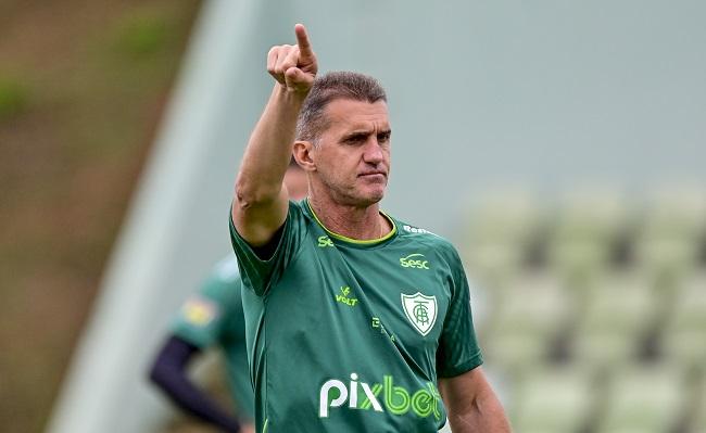 Mancini definiu a escalação do América para enfrentar o Palmeiras