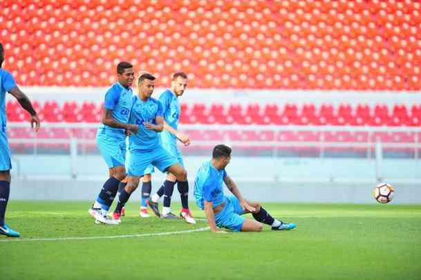 Fotos do treino do Cruzeiro no estdio Libertadores de Amrica, casa do Independiente, em Avellaneda. Time celeste fechou preparao para o jogo contra o Racing, s 21h30 desta tera-feira, no El Cilindro, pela primeira rodada do Grupo 5 da Copa Libertadores (Ramon Lisboa/EM D.A Press)