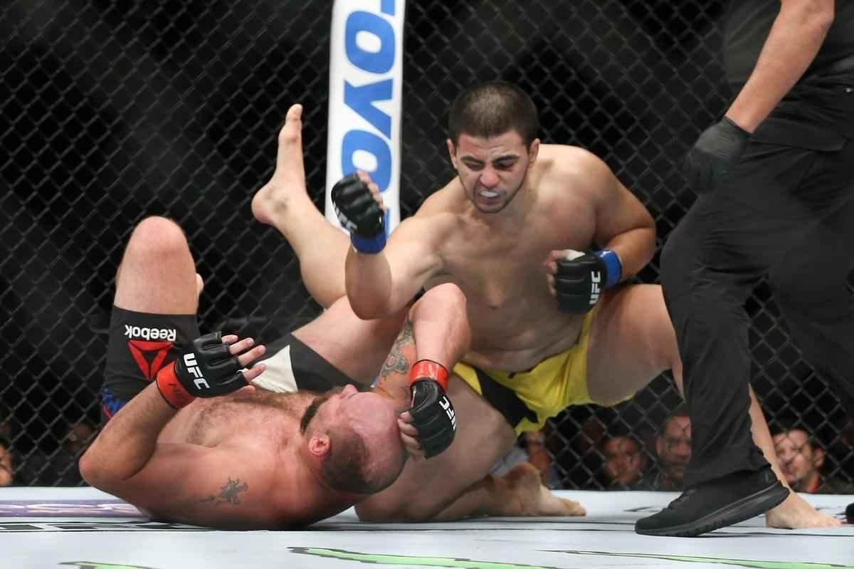 Junior Albini venceu Timothy Johnson por nocaute no primeiro round