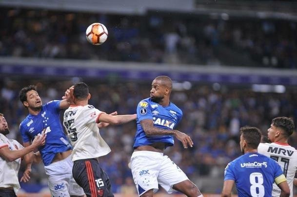 Flamengo abriu o placar no segundo tempo com gol de cabea de Lo Duarte: 1 a 0