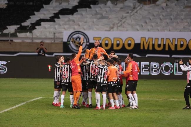 Goleiro Everson, do Atltico, foi heri na deciso por pnaltis contra o Boca Juniors ao defender duas cobranas e ao marcar o gol da classificao: 3 a 1 nas batidas alternadas aps 0 a 0 no tempo normal, no Mineiro.