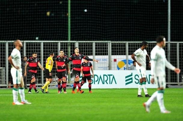 Fotos de mais uma derrota do Amrica na Srie B; Coelho foi superado no Independncia pelo Atltico-GO, por 1 a 0. Gol do rubro-negro goiano foi de Jorginho