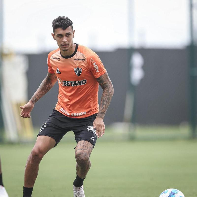 Vitor Mendes - Zagueiro foi emprestado ao Fluminense at o fim de 2023.
