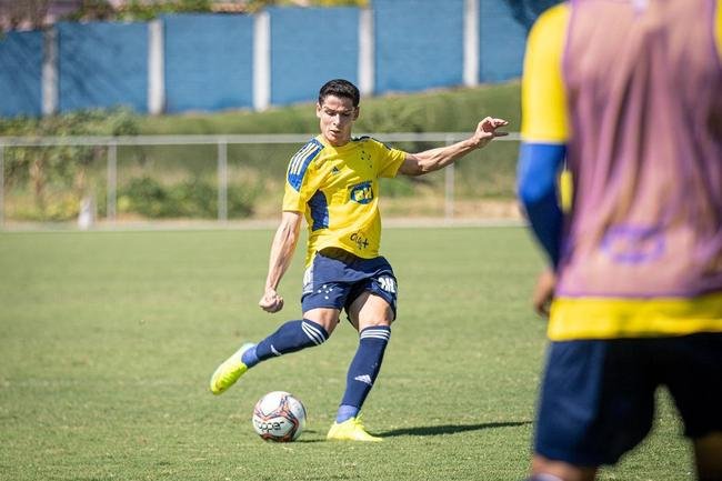 Cruzeiro estreou camisa de treino amarela durante atividade neste domingo (28/03)