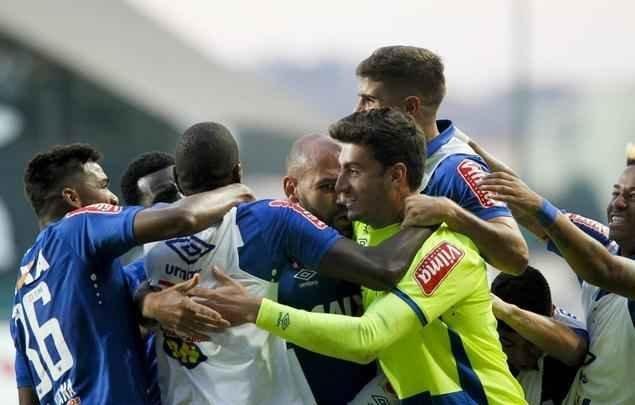 Bruno Rodrigo fez o gol da vitória, de cabeça, depois de falta batida por Arrascaeta