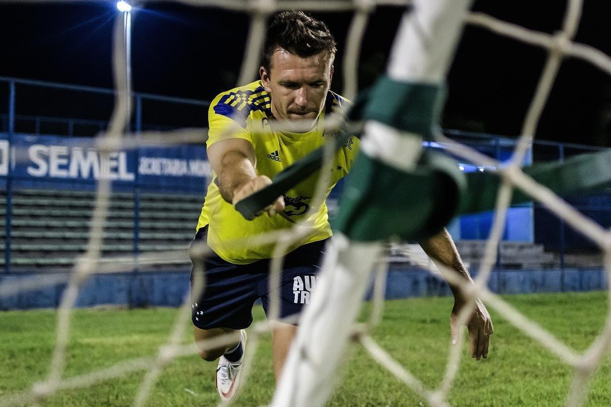 Treino do Cruzeiro no Estdio Lindolfo Monteiro, em Teresina, antes da partida contra o Tuntum, no interior do Par, pela segunda fase da Copa do Brasil