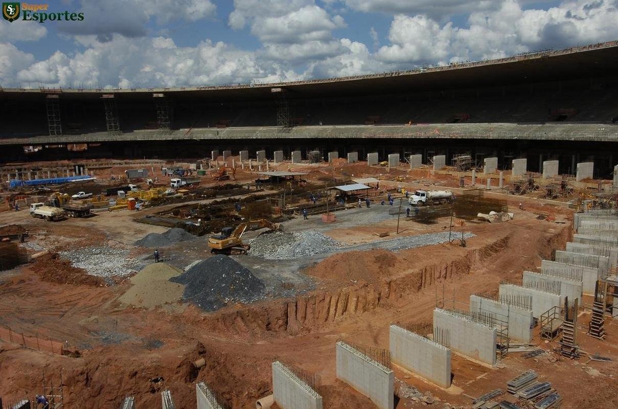 12/12/2011 - Avanam as obras de construo do novo anel inferior, com assentos prximos ao campo.