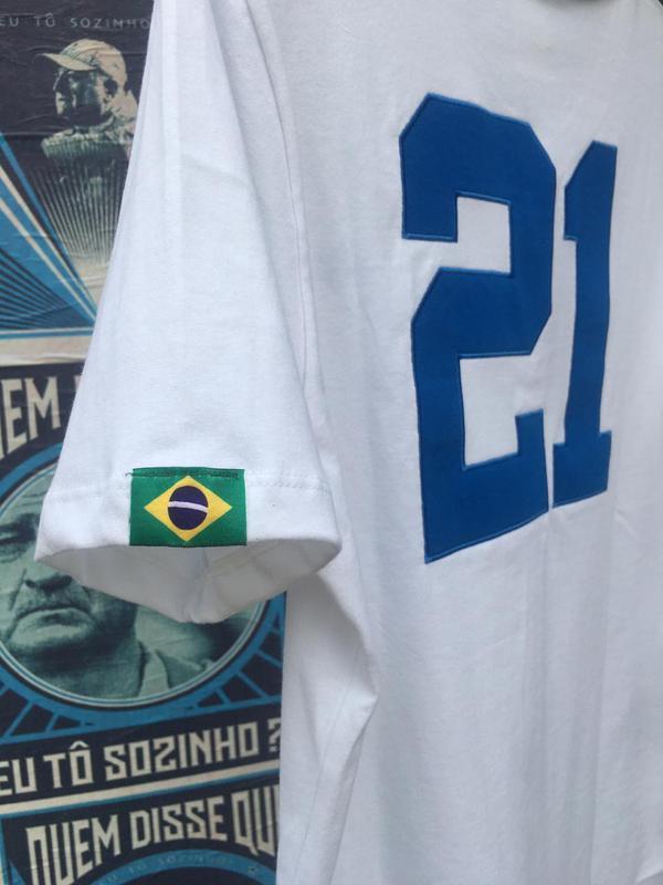 Camisas comemorativas lanadas por marca licenciada pelo Cruzeiro