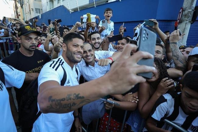 No fim da tarde desta sexta-feira (4/3), delega��o do Atl�tico desembarcou em Governador Valadares, onde enfrentar� o Democrata pelo Campeonato Mineiro.