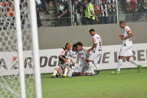 Coringa de Diego Aguirre marcou mais uma vez na Libertadores e vibrou muito diante do Colo Colo