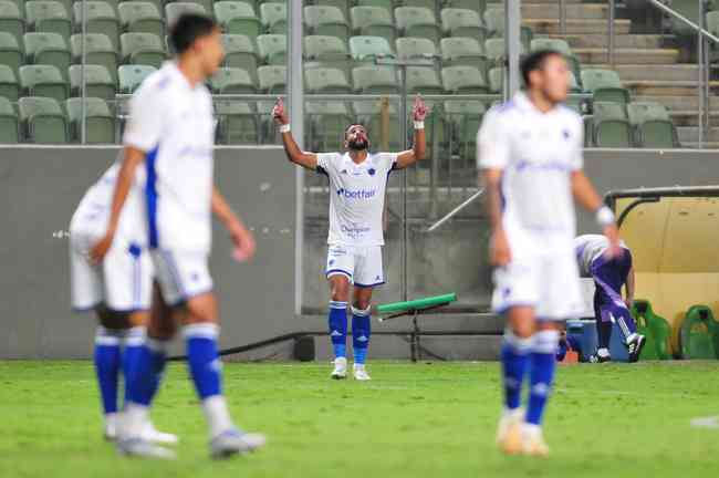 Henrique Dourado comemora primeiro gol do Cruzeiro na goleada diante do Amrica-MG