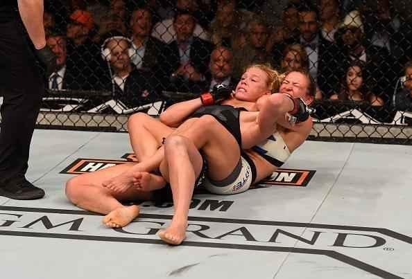 Miesha Tate finaliza Holly Holm com mata-leão, no quinto round, e conquista cinturão peso galo