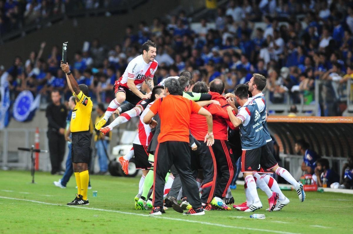 Cruzeiro 0x3 River Plate (jogo de volta das quartas de final da Copa Libertadores de 2015): time celeste, que havia vencido na Argentina por 1 a 0, decepcionou sua torcida e perdeu por 3 a 0 diante de 55.951 torcedores (54.898 pagantes). Renda foi de R$ 3.646.216,00.