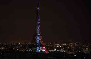 Quando a noite chegou, Paris ficou ainda mais linda: Torre Eiffel foi iluminada com as cores da bandeira francesa e Arco do Triunfo recebeu projees com rostos dos campees