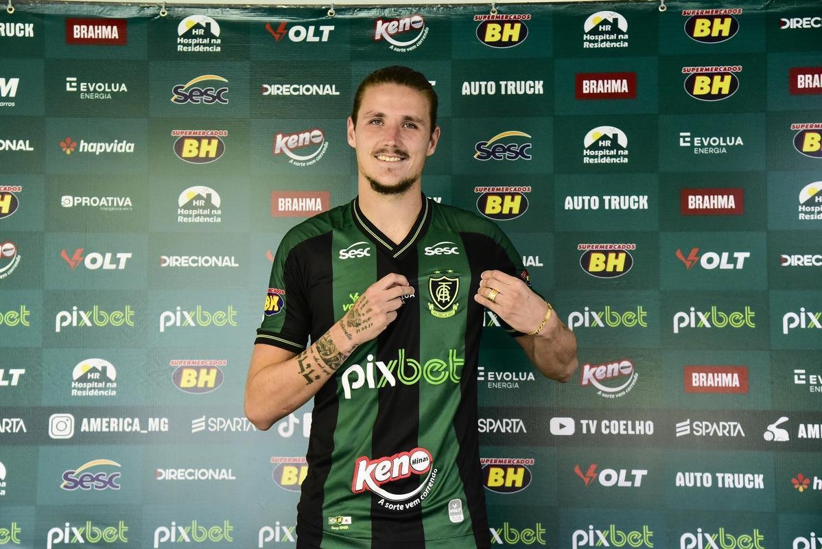 Zagueiro Iago Maidana, um dos nove refor�os do Am�rica para 2022, durante sua apresenta��o no CT Lanna Drumond, nesta quinta-feira (20)