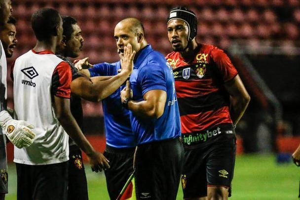 O Sport recebeu o Retrô FC em jogo adiantado da 5ª rodada do Campeonato Pernambucano. A partida marcou a estreia da Ilha do Retiro na temporada 2020