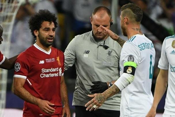 Salah, do Liverpool, sofreu falta de Sergio Ramos, machucou ombro esquerdo e deixou a final no primeiro tempo