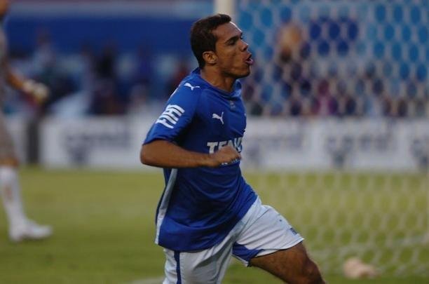 Leandro Domingues (2007) - foi vice-campeão da Série C de 2006 pelo Vitória, marcando 15 gols naquela campanha. Em 2007, teve 50% dos direitos econômicos adquiridos pelo Cruzeiro por R$ 800 mil. Fez boas partidas especialmente no Campeonato Brasileiro, torneio no qual marcou sete gols em 23 jogos. Em 2008, ficou fora dos planos do time principal após entrar em atrito com o técnico Adilson Batista.