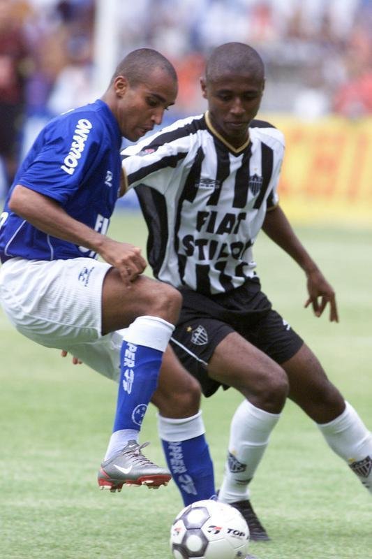 Deivid (atacante) - emprestado pelo Nova Iguau-RJ, estreou logo num clssico contra o Atltico, em 16 de fevereiro de 2003, e marcou o terceiro gol da vitria por 4 a 2. Em apenas seis meses de clube - j que em julho acabou vendido por US$ 5,1 milhes ao Bordeaux-FRA -, contabilizou 28 gols em 37 partidas e foi pea importante na conquista da Trplice Coroa (Campeonato Mineiro, Copa do Brasil e Campeonato Brasileiro). Teve tambm uma breve passagem como tcnico da Raposa, no primeiro semestre de 2016. Acabou demitido aps o time ser eliminado pelo Amrica nas semifinais do Estadual.