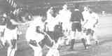 Imagens da vitória do Cruzeiro sobre o Santos, por 6 a 2, no Mineirão, no jogo de ida da final da Taça Brasil de 1966. Gols celestes foram marcados por Zé Carlos (contra), Natal, Dirceu Lopes (3) e Tostão (pênalti)