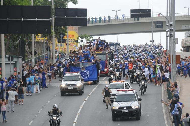 Depois de vencer o Vitria por 3 a 1 no Barrado, em Salvador, na noite de 13 de novembro de 2013, e confirmar o tricampeonato brasileiro, o Cruzeiro desembarcou em Confins numa quinta-feira e foi recebido por milhares de pessoas nas ruas de Belo Horizonte. O elenco desfilou em carro pela Avenida Antnio Carlos, pela Avenida Afonso Pena, no Centro, e foi em direo  sede do Barro Preto. Esta, sem dvida, foi a festa que envolveu o maior nmero de pessoas na capital mineira.
