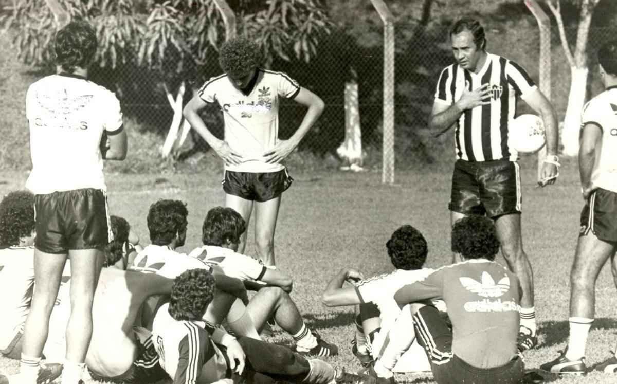 Procpio dirigiu o Atltico em 328 partidas, num total de seis passagens. Os perodos foram 1979/1981, 1984/1985, 1992, 1995/1996, 2003 e 2004/2005. Sob o comando dele, o Galo foi campeo da Copa Conmebol de 1992. Ele levantou a taa nos Mineiros de 1978, 1979 e 1980. Na foto, Procpio conversa com jogadores do clube em 1984.