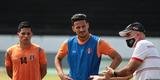 Jogadores do Santa Cruz treinaram no est�dio do Arruda, j� apresentando trabalhos com bola no gramado, sob a supervis�o do t�cnico Itamar Sch�lle. Todos os atletas e os membros da comiss�o t�cnica seguem submetidos �s medidas de afastamento social.