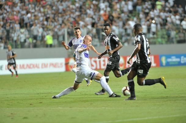 Lances do primeiro tempo do duelo entre Atltico e Defensor, pela terceira fase da Copa Libertadores