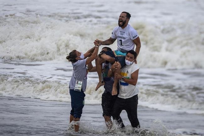 Ítalo Ferreira superou o japonês Kanoa Igarashi na final e conquistou o primeiro ouro para o Brasil na Olimpíada de Tóquio. A medalha é histórica na modalidade que estreia justamente nesta edição dos Jogos.