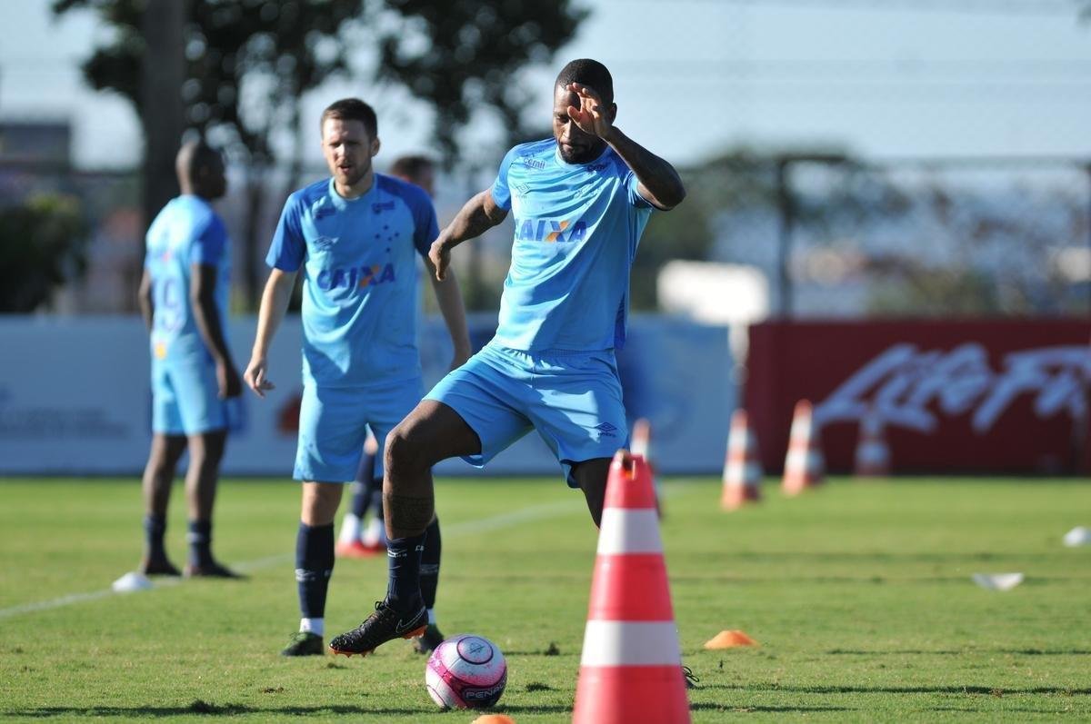 Fotos do treinamento do Cruzeiro desta tera-feira, na Toca II (Alexandre Guzanshe/EM D.A Press)