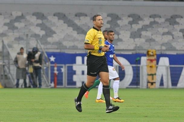 Cruzeiro e Amrica ficaram no empate, e permitiriam a chegada do Uberlndia  liderana