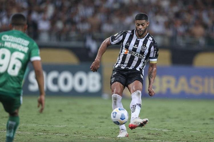 Hulk marcou os dois gols da vitria do Galo por 2 a 0: um de pnalti e outro em lindo chute no ngulo