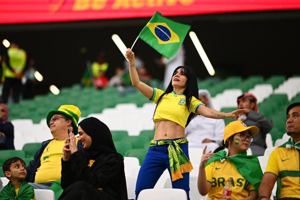 Fotos das torcidas de Brasil e Crocia no Estdio da Educao, em Al-Rayyan, no Catar, em duelo pelas quartas de final da Copa do Mundo